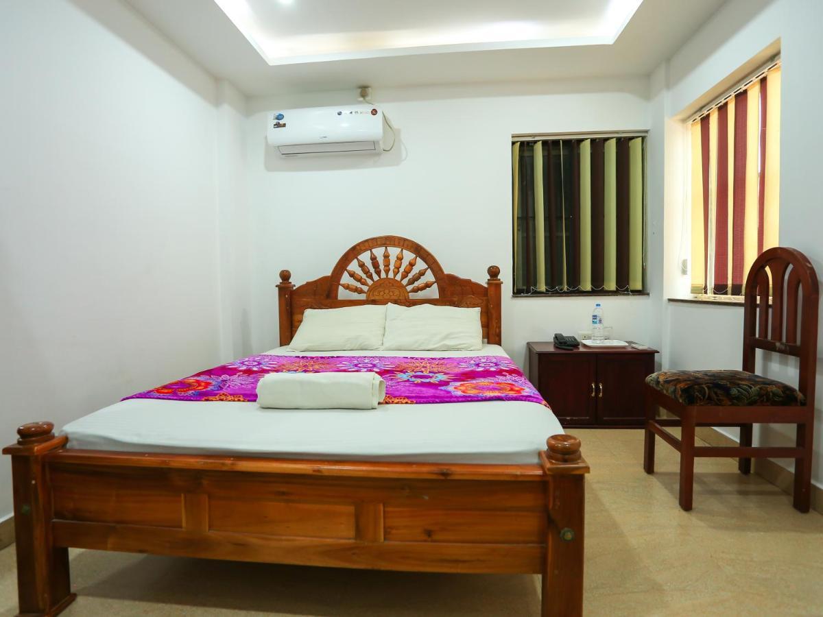 Hare Krishna Inn Гуруваюр Экстерьер фото