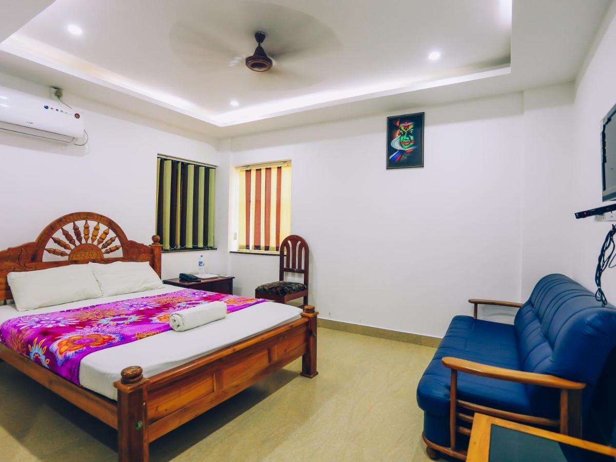 Hare Krishna Inn Гуруваюр Экстерьер фото
